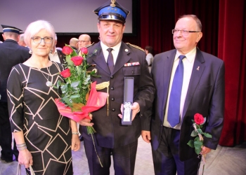 Gratulacje laureatowi złożyli sołtys Łączki Antonina Wawrzyczek oraz Wiceprzewodniczący Rady Gminy Bronisław Brudny